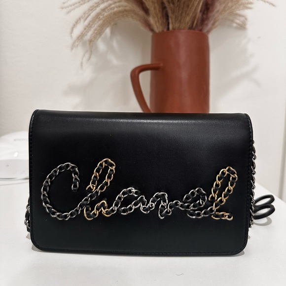 Chanel Signed Wallet on Chain - Picture 1 of 4